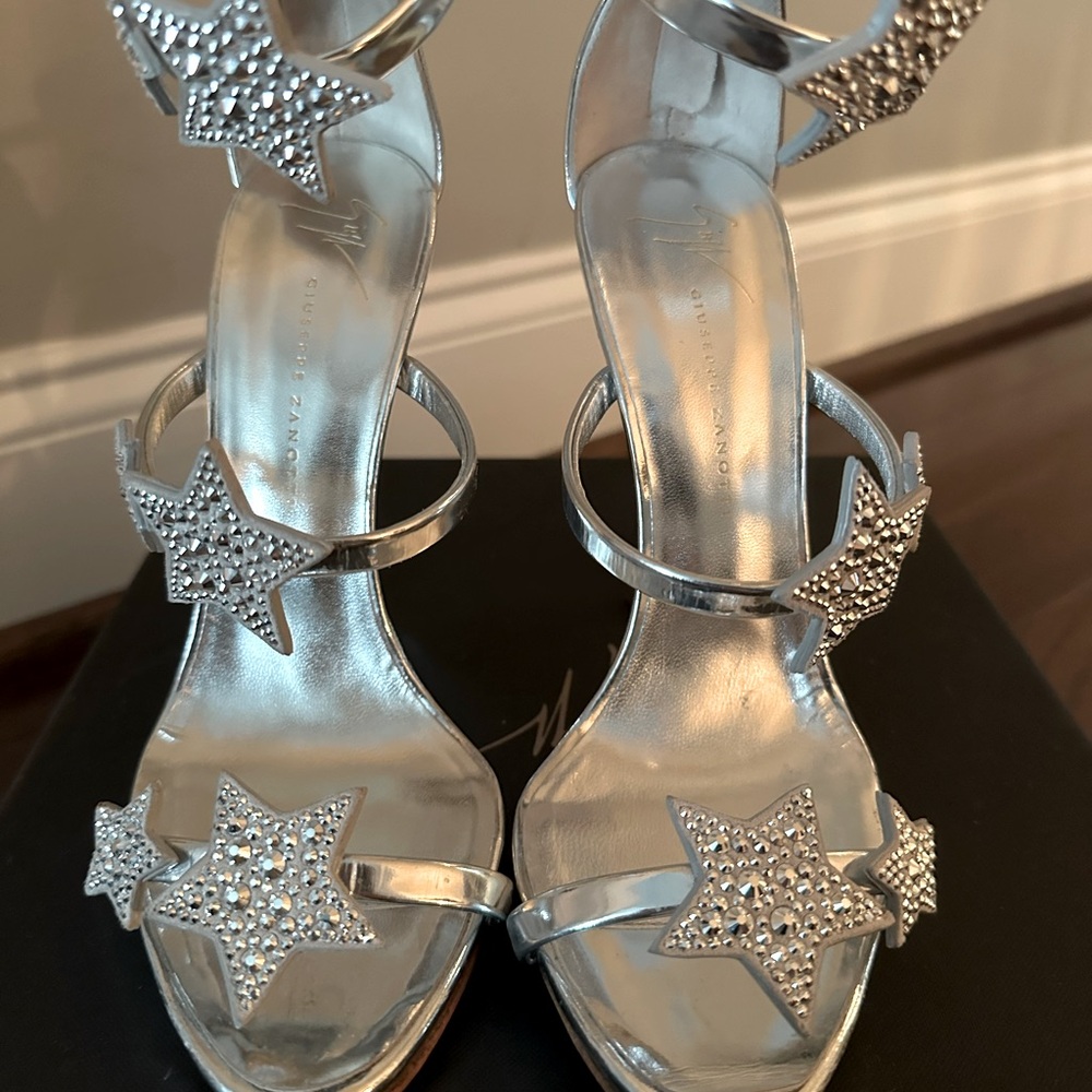 GIUSEPPE ZANOTTI Metallic Leather Sandal with Crystal Stars in Silver